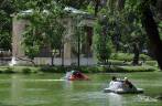 Pedalinhos em lago do Parque Rodó, grande área verde na área entre o centro e Pocitos, em Montevideo, capital do Uruguai